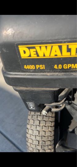 DeWalt 4400 PSI Pressure Washer in great condition with Honda engine