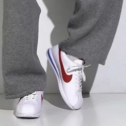 Nikes Men’s Size 10 Sneakers Shoes 