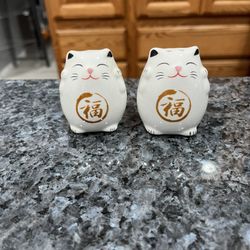 Ceramic Smiling Cats pair of Salt & Pepper Shakers.  Size approximately 2 1/2 inches tall.  Brand new with tag on the side never used.  Has been on di