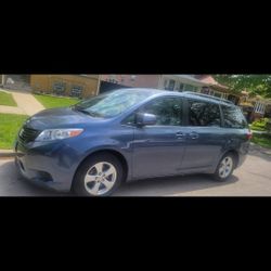 2017 Toyota Sienna LE  Gasoline 