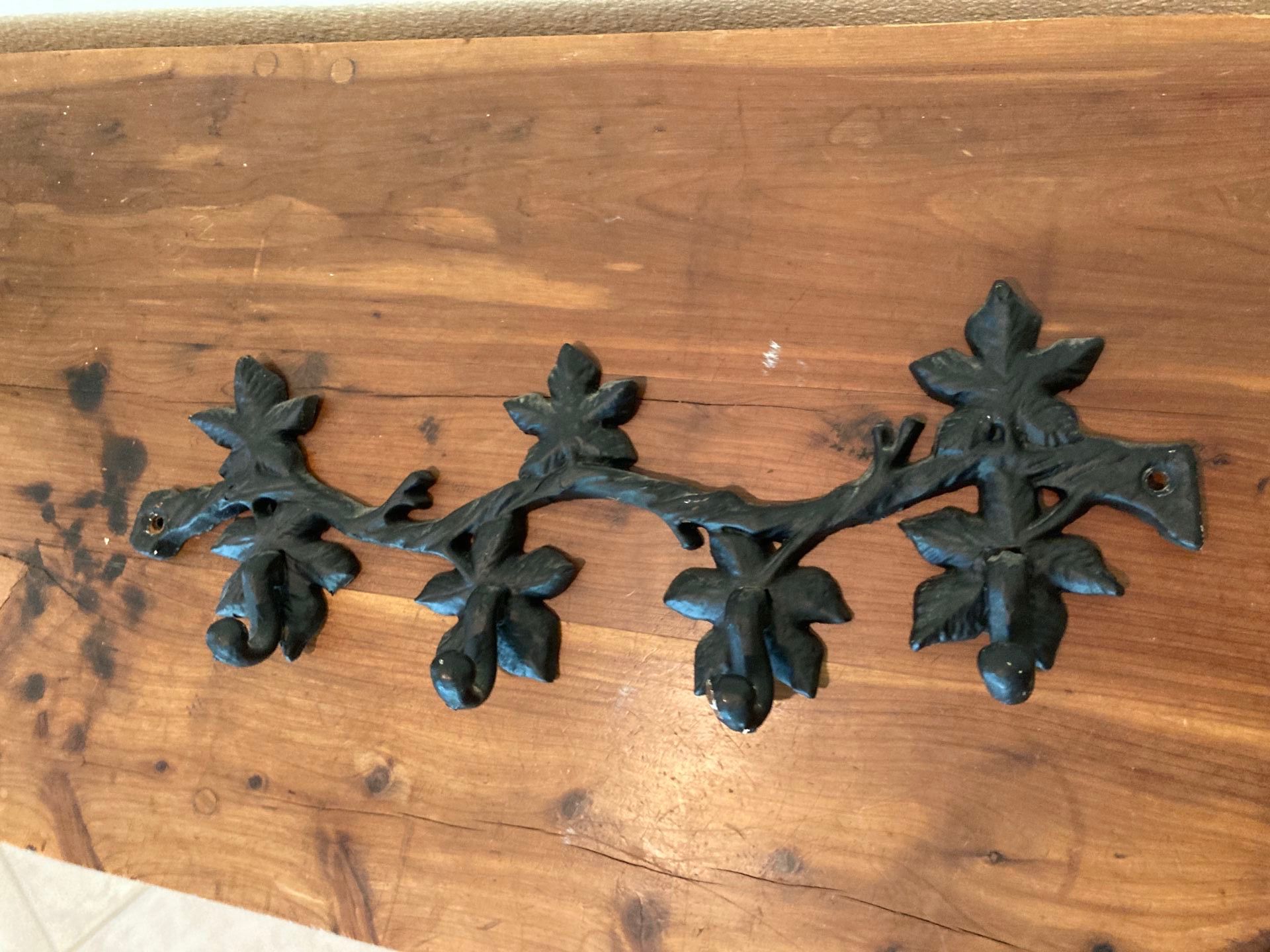 Metal hook wall hanger