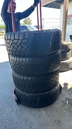 265-60-18 Toyo used tire set AT