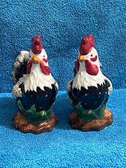 Beautiful Chicken salt and pepper shaker Set NICE