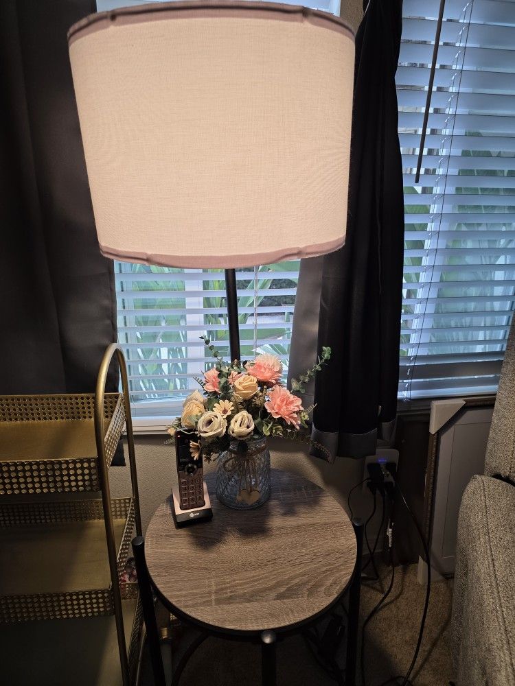 Rustic End Table With Lamp 