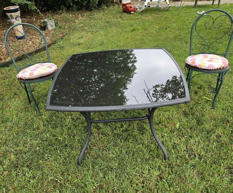 Beautiful Set of two Vintage ice cream parlour wrought iron chairs and a table6