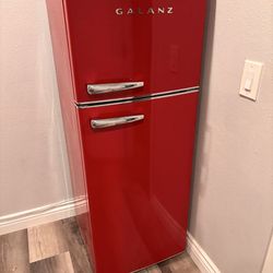 24 in. 10 cu. ft. Retro Top Freezer Refrigerator, Hot Rod Red, Frost Free, Energy Star by Galanz
