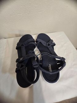 Size 9 Skechers in the go sandals