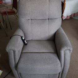 Chair recliner with lift small size only used few times. Purchased Nov 19th 2019.Color tan/brown
