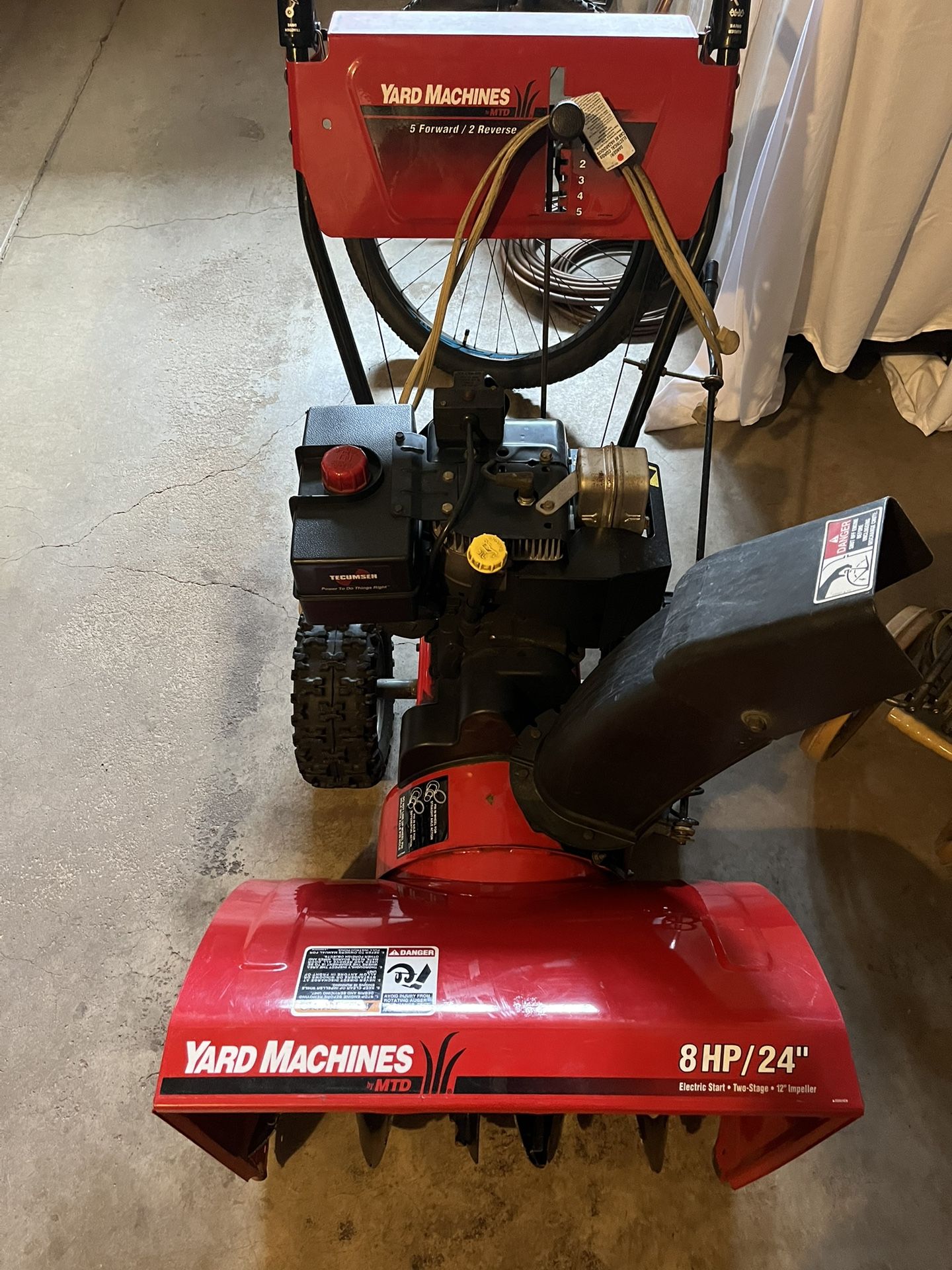 YARD MACHINES 8HP SNOW BLOWER