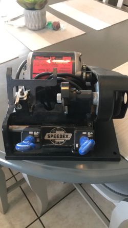 KEY CUTTING MACHINE