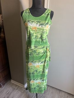 Green palm tree print maxi skirt set #tropical #summerdress  Vacation two piece maxi  skirt set tropical print green Size L and the fabric is stretchy