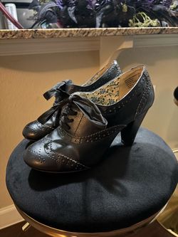 American eagle Oxford wingtip lace up heels