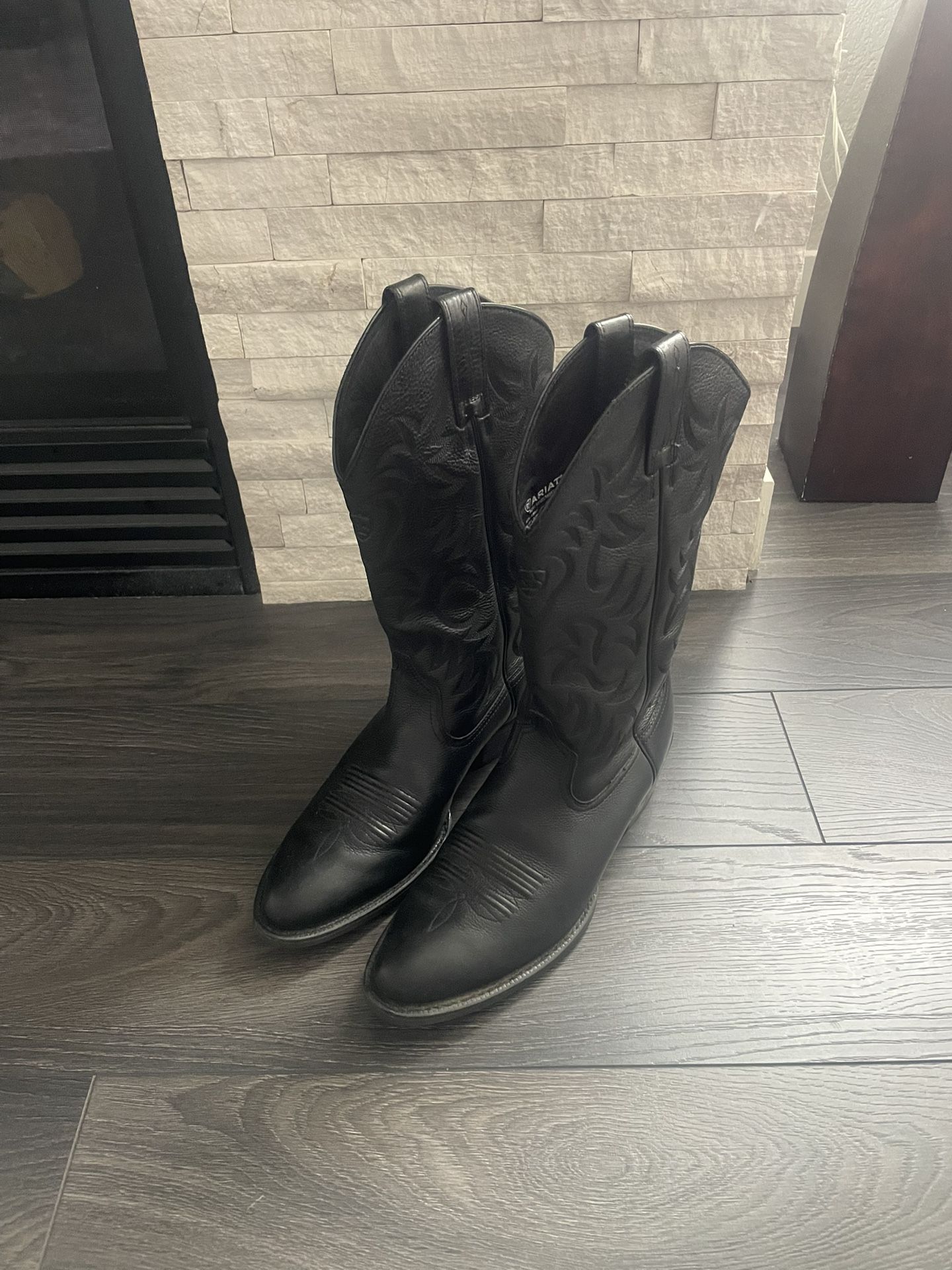 Like New Men’s Ariat Western Cowboy Boots - size 10.5