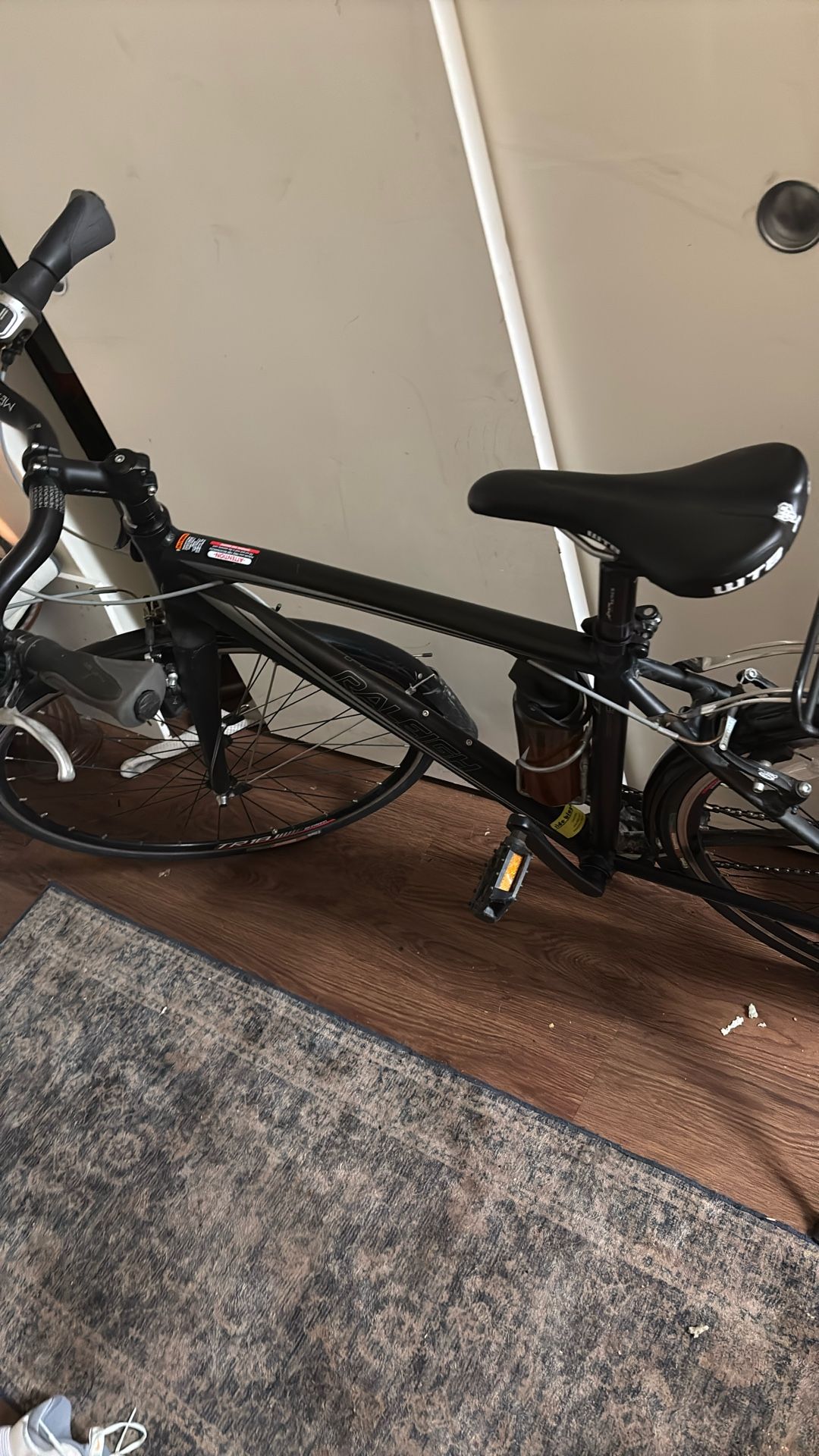 Carbon Fiber Frame It’s So Lite Literally Lift It With One Hand Smooth Ride With No Issues On Gears Changes Or Anything Chain And Tires In Great Condi