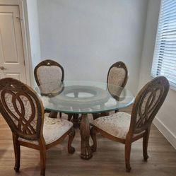 Michael AMINI Glass Table ( Deliver On Us) 