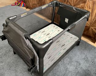 4 Moms Breeze Pack N Play Plus Accesories