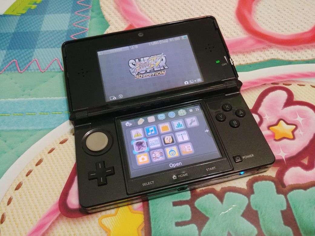 Nintendo 3DS w/ Street Fighter IV 3D Edition
