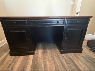 Executive Desk with adjustable chair 💰
