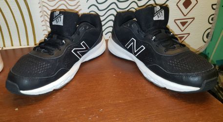 New Balance 517 Mens Size 10 Color Black With White  Excellent Condition 