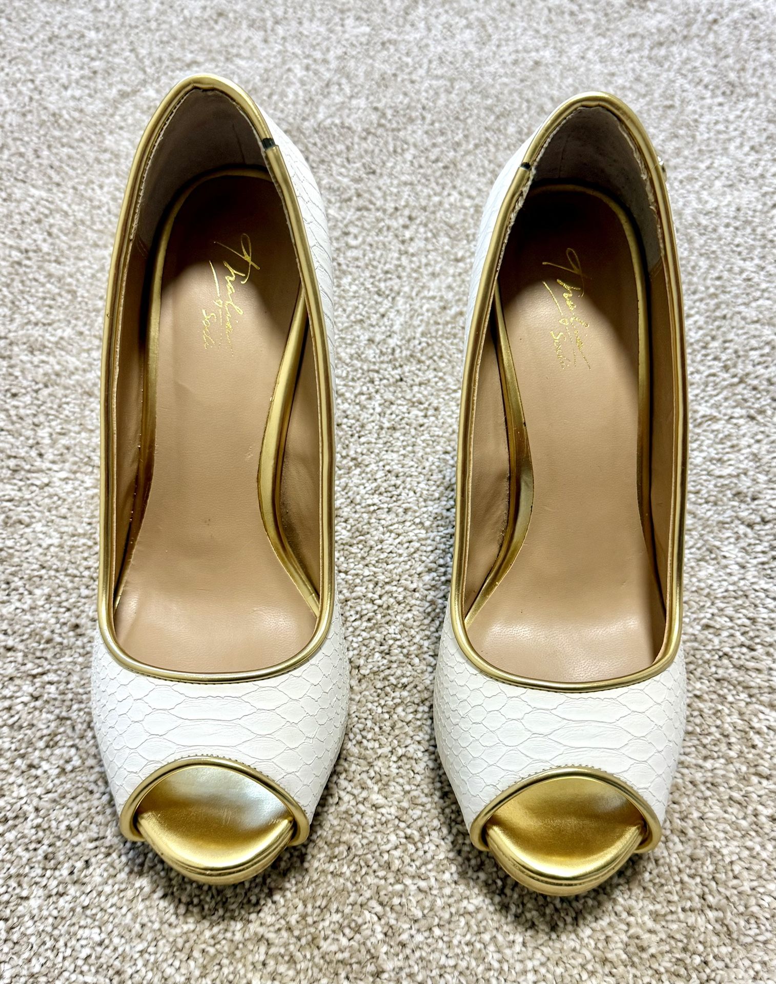 Size 7 Women’s White And Gold Heel
