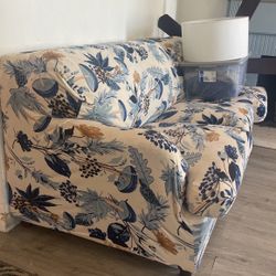 Couch / Pull Out Queen Bed 