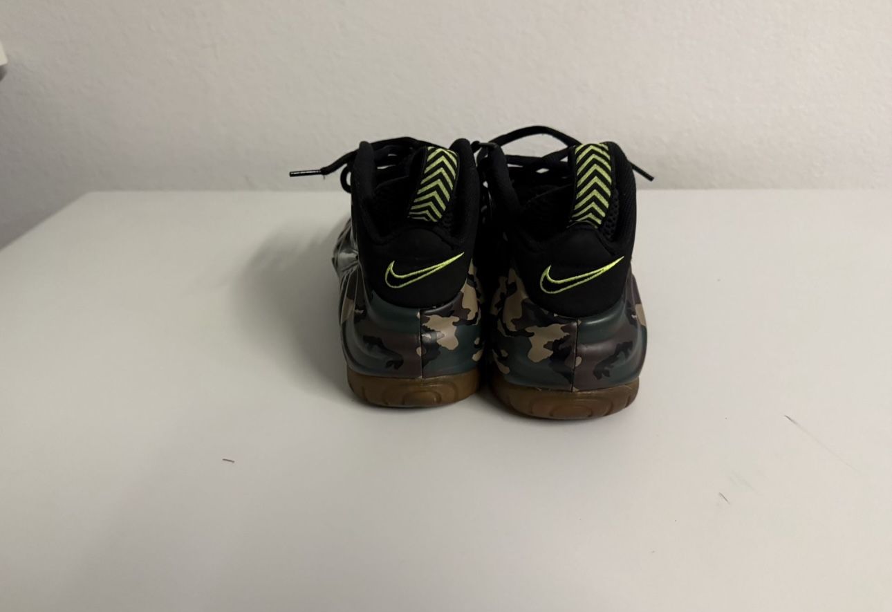 Camo Foams Size 9.5 