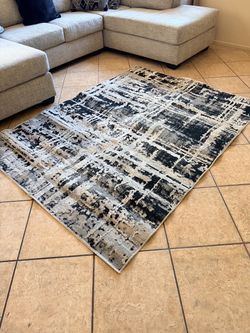 Beautiful and modern area Rug 5’ x 7’