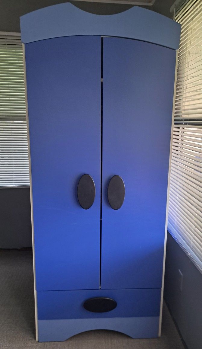 CHILDREN'S WARDROBE