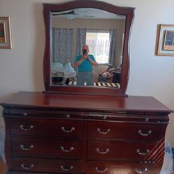 Dresser With Mirror 