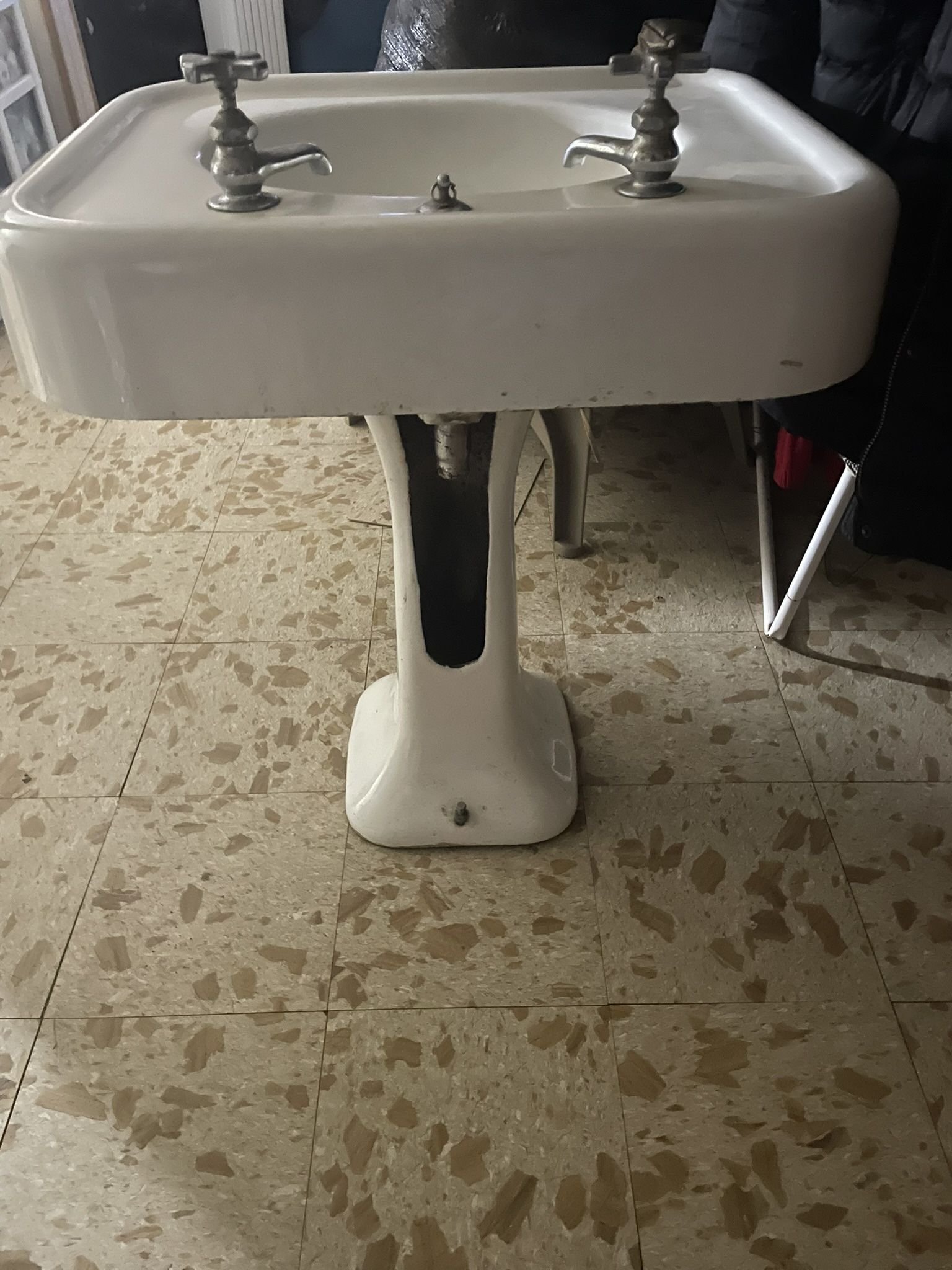 Vintage Cast Iron Pedestal Sink - Antique Farmhouse Style