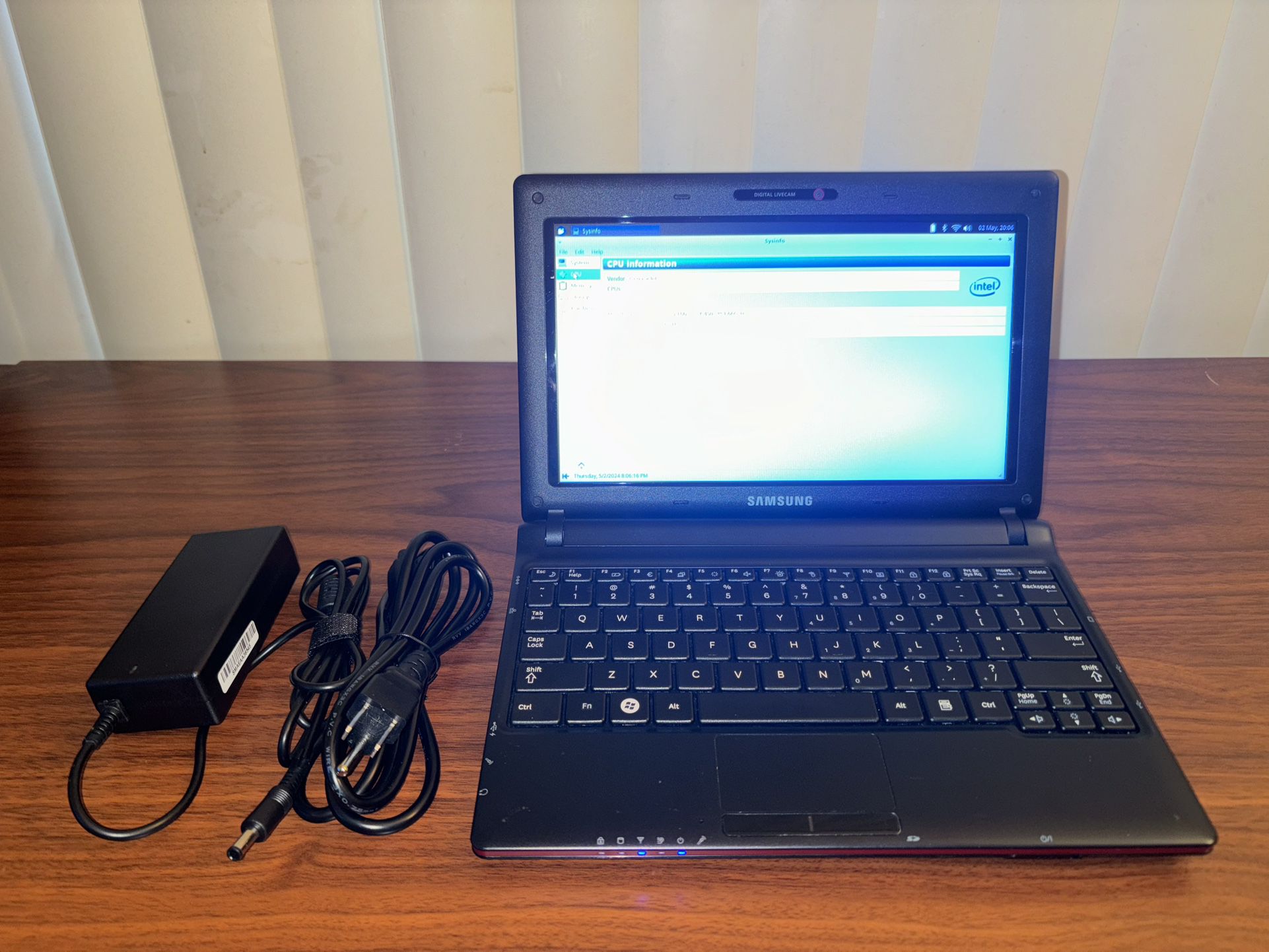10” Samsung NP-N150 Laptop With Charger Intel Atom 1GB RAM 250GB HDD Xubuntu OS