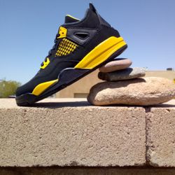 Jordan 4 Thunder Yellow 