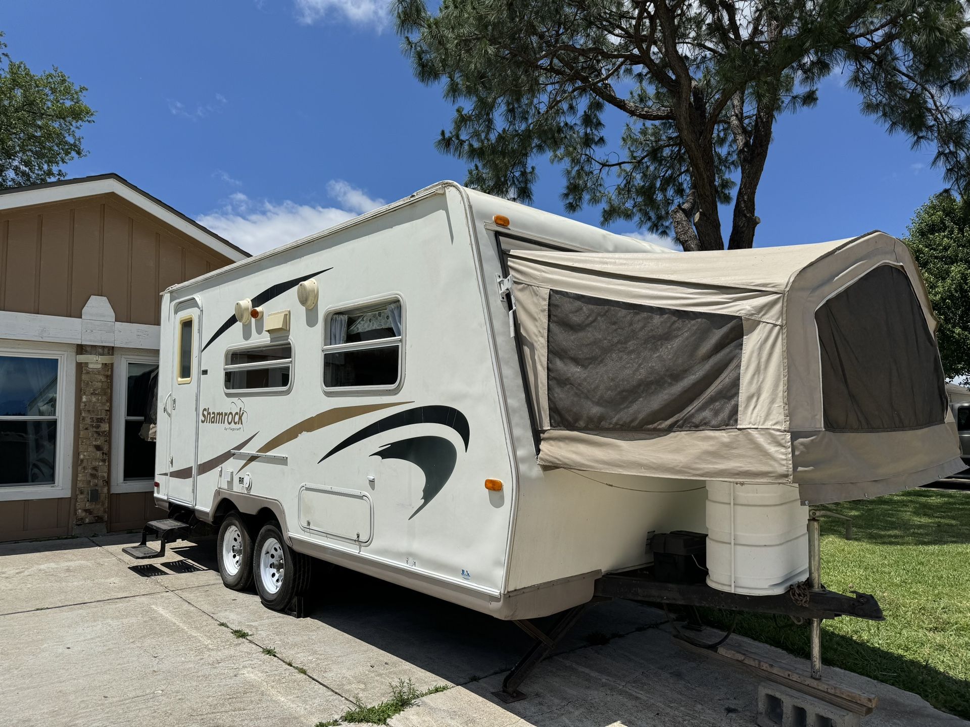 2011 Shamrock Travel trailer