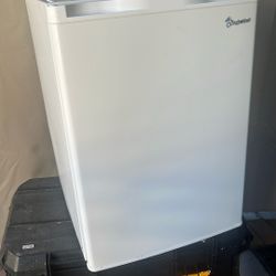 Free Mini Fridge (for Parts-fix)