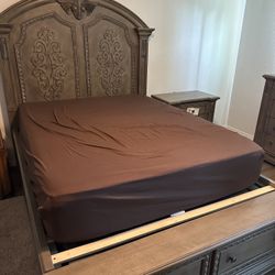 Nueva cama, buró, tocador, y cajonera de venta. Es nuevo y es de pura madera. Buró tiene USB.