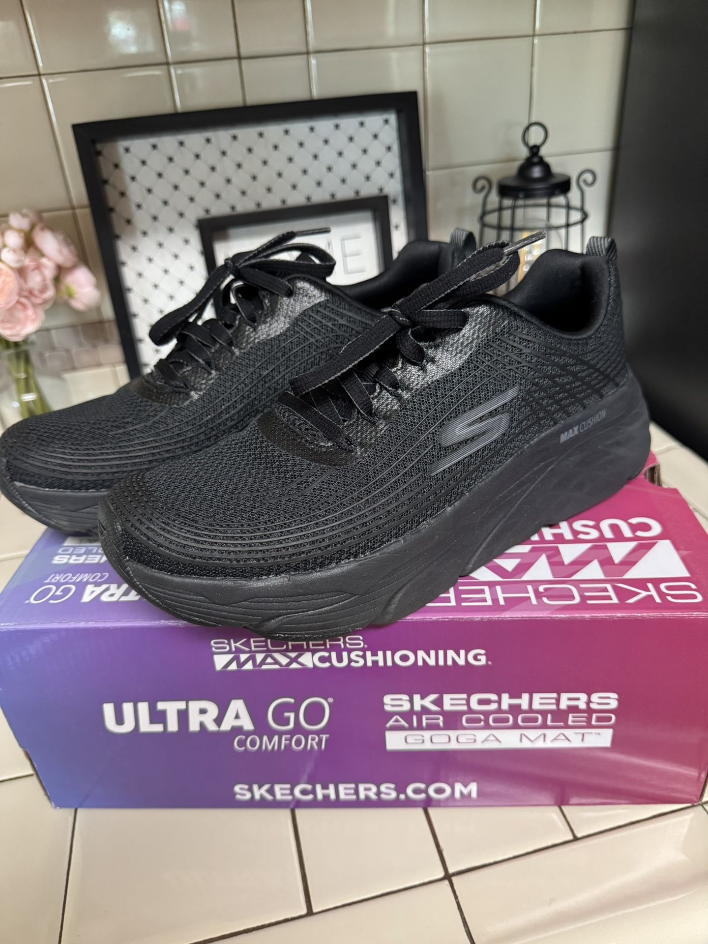 Skechers MAX Cushioning - Almost New!