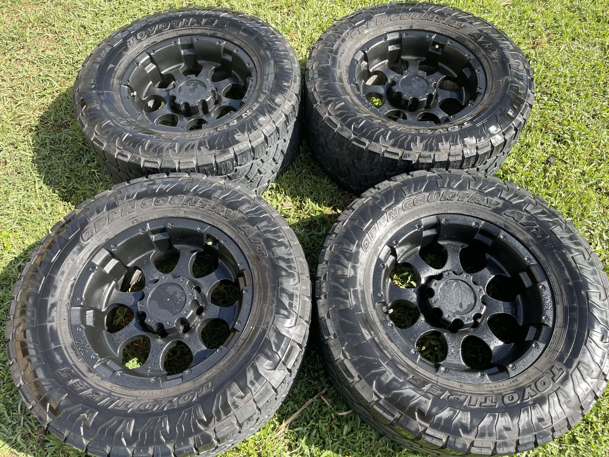 18in Moto Metal Truck wheels 8x6.5 18x10 33s CHEVY SILVERADO GMC SIERRA 2500HD DODGE RAM 2500