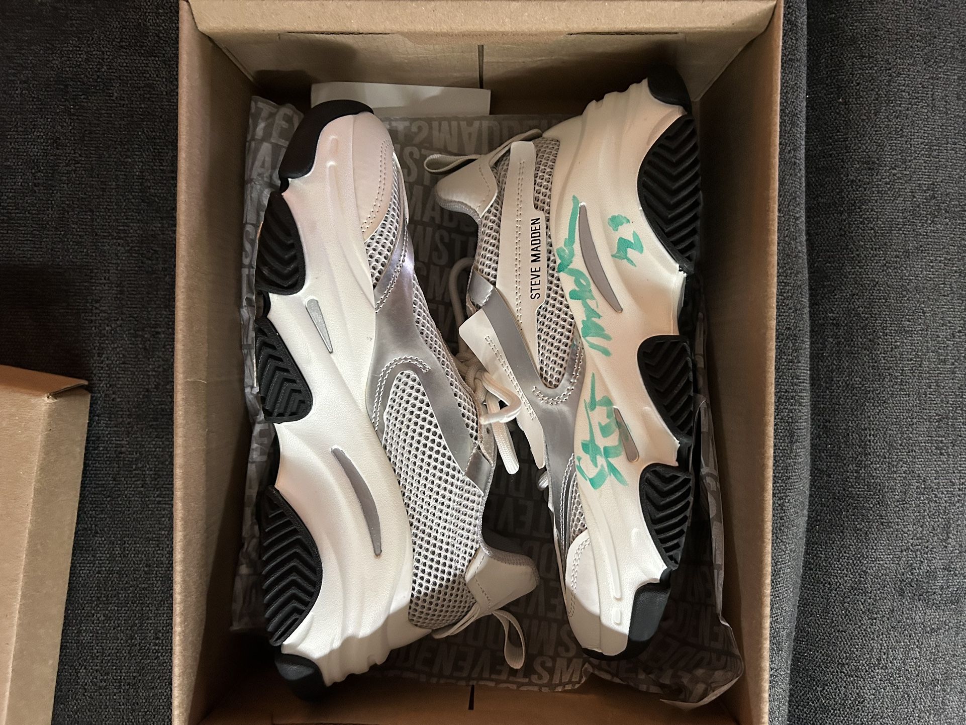Autographed Steve Madden Possession Silver/White Size 6 Women 21122 1 Sample