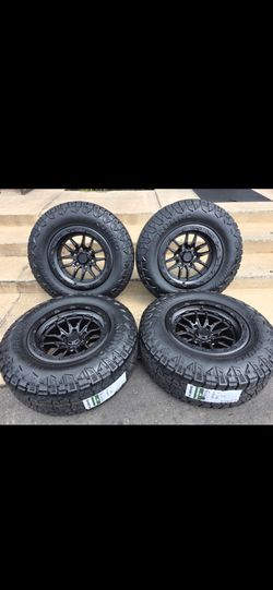 17" LOCK KRWALER w/ 33" Kumho RT tires