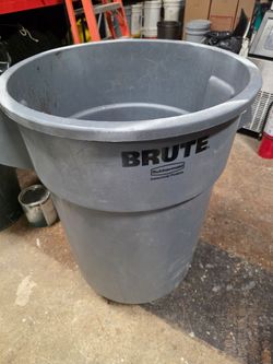 🗑️ Rubbermaid BRUTE Trash Can with Dolly – $45 🛞