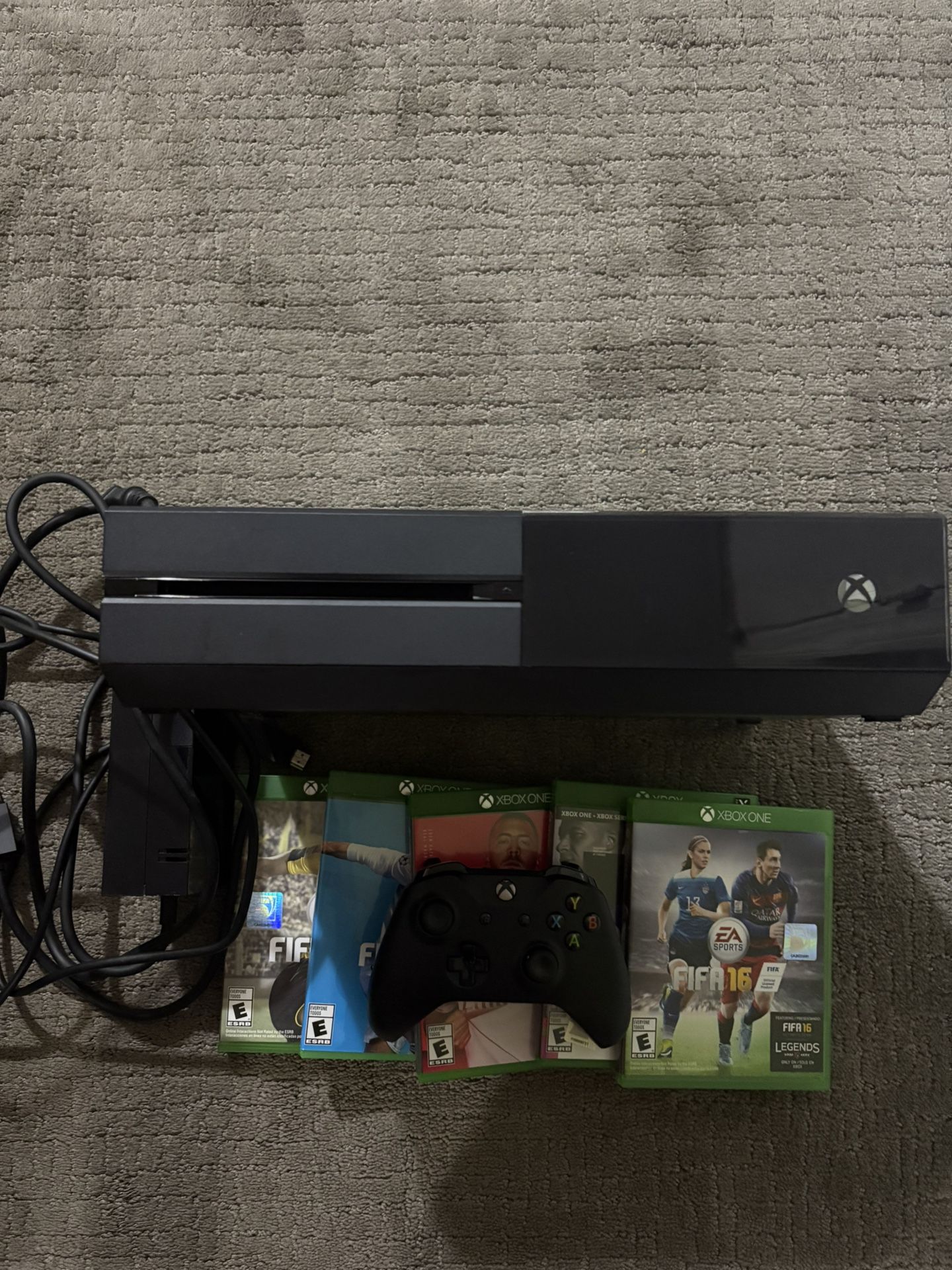 Xbox One 500 gb with Controller/Cables/Games
