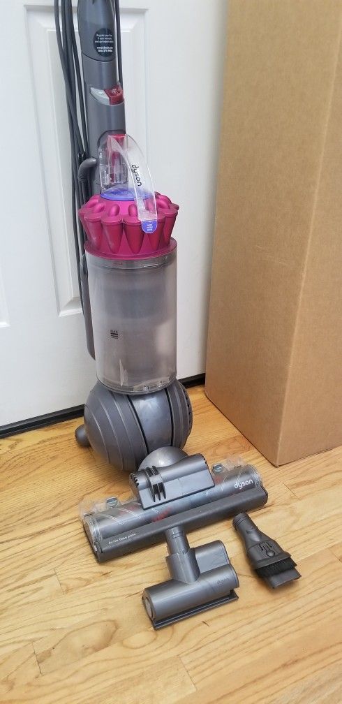 NEW cond DYSON BALL VACUUM WITH COMPLETE ATTACHMENTS , AMAZING POWER SUCTION , WORKS EXCELLENT , IN THE BOX