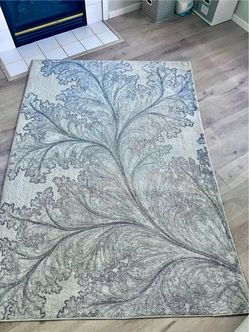 FREE: grey and white rug (5x7)