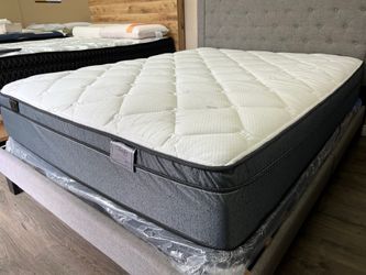 Queen Mattress NEW Floor Sample Upgraded Coils comfy !