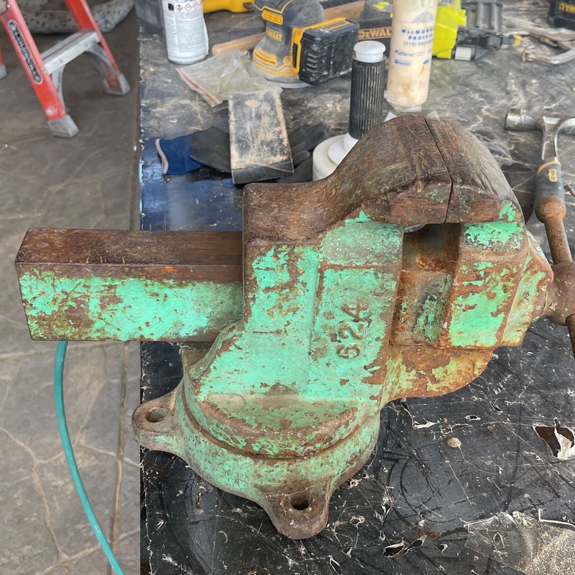 Athol Machine Co. Vintage 6”Swivel Base Bench Vise 624N