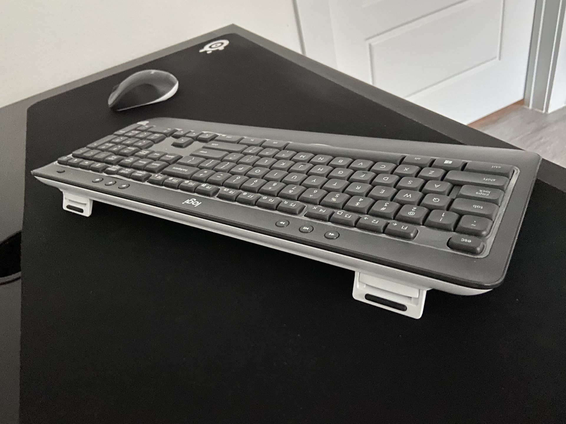 Wireless Keyboard And Mouse + XXL Steel Series Mousepad 