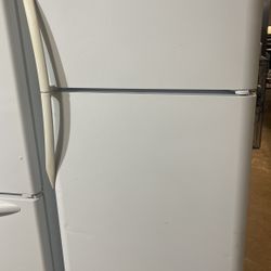 Frigidaire Gallery Refrigerator Top Freezer White 