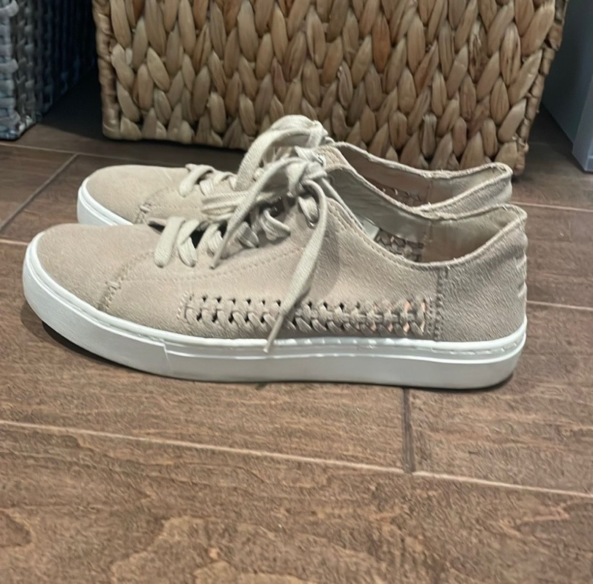 Toms Lenox Sneaker Women’s Gently used Color Tan Suede Size 7M 