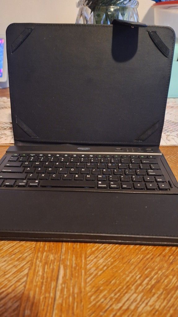 Ipad Case Good Condition With a Keyboard. Pickup And Cash Only