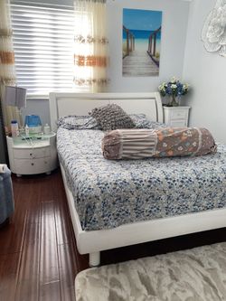 Queen size bed along w nightstand
